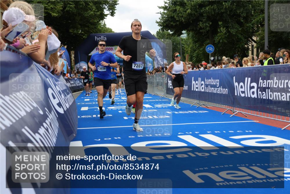 29.06.2025 - hella hamburg halbmarathon Strokosch-Dieckow http://msf.ph/oto/8534874 29.06.2025 10:59:29 Ziel 1642, 1946, 1951, 2006, 2027, 3425, 3983, 6202, 6636, 7287, 7856, 9553, 9555, 9655, 10488, 11114, 12495, 13036, 13407, 14375, 14914, 15240, 15525, 16915, 17304, 17860, 17967, 18716 meine-sportfotos.de
