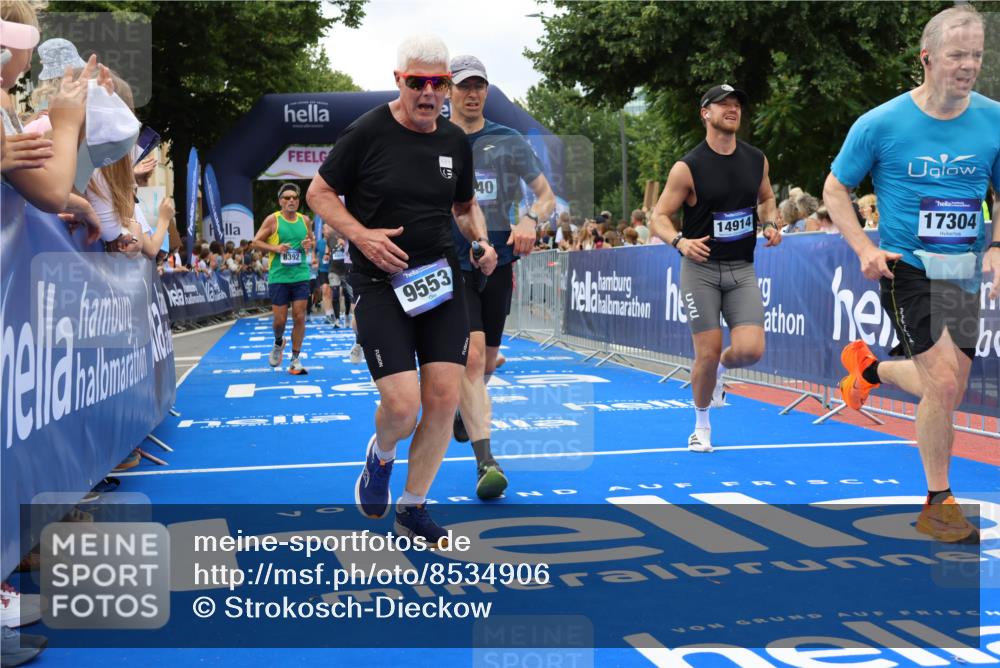 29.06.2025 - hella hamburg halbmarathon Strokosch-Dieckow http://msf.ph/oto/8534906 29.06.2025 10:59:34 Ziel 1642, 1946, 1951, 2006, 2348, 2584, 3425, 4986, 6220, 6636, 7287, 8392, 9553, 9555, 9655, 9985, 10759, 11938, 13036, 14732, 14914, 15240, 16915, 17304, 18153, 18327, 18716, 19160 meine-sportfotos.de