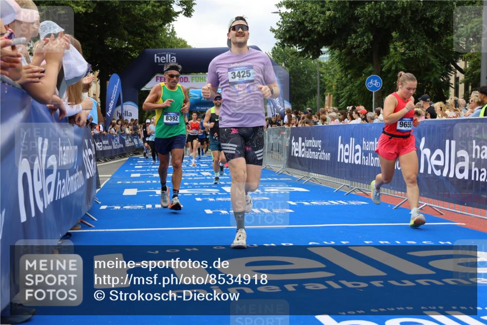 29.06.2025 - hella hamburg halbmarathon Strokosch-Dieckow http://msf.ph/oto/8534918 29.06.2025 10:59:35 Ziel 1642, 2006, 2348, 2584, 3425, 4986, 6220, 6636, 7287, 8392, 9553, 9555, 9655, 9985, 10759, 11938, 12736, 13036, 14567, 14732, 14914, 15240, 16915, 17304, 18153, 18327, 18716, 19160 meine-sportfotos.de