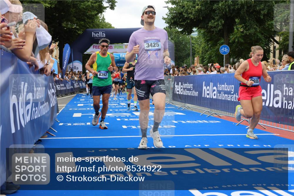 29.06.2025 - hella hamburg halbmarathon Strokosch-Dieckow http://msf.ph/oto/8534922 29.06.2025 10:59:36 Ziel 1642, 2006, 2348, 2584, 2677, 3425, 4986, 6220, 7287, 8392, 9553, 9555, 9655, 9985, 10759, 11938, 12736, 14567, 14732, 14914, 15240, 17304, 18153, 18327, 18716, 19160 meine-sportfotos.de