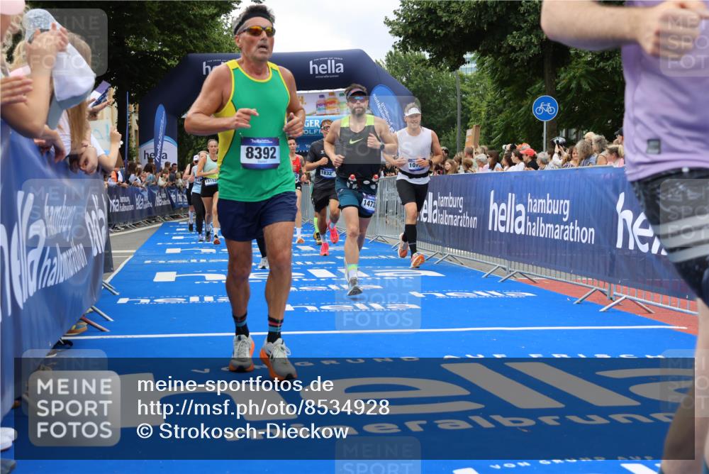 29.06.2025 - hella hamburg halbmarathon Strokosch-Dieckow http://msf.ph/oto/8534928 29.06.2025 10:59:37 Ziel 1642, 2348, 2584, 2677, 2957, 3425, 4986, 6220, 8392, 9553, 9555, 9655, 9985, 10759, 11938, 12736, 14567, 14732, 14914, 15240, 16341, 17304, 18153, 18327, 18485, 18716, 19160 meine-sportfotos.de