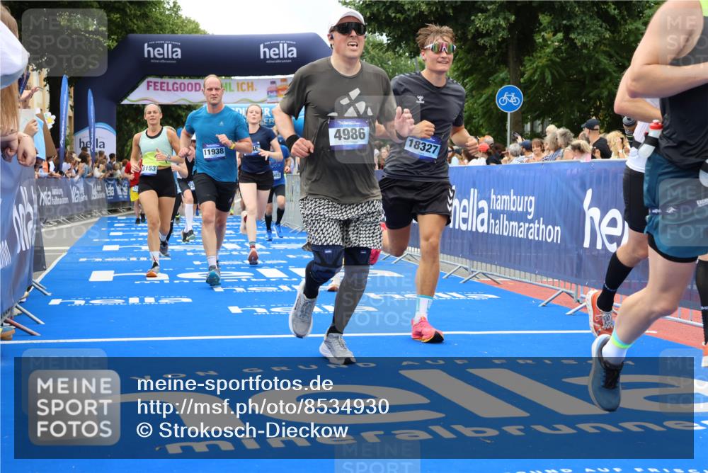 29.06.2025 - hella hamburg halbmarathon Strokosch-Dieckow http://msf.ph/oto/8534930 29.06.2025 10:59:38 Ziel 1642, 2348, 2584, 2677, 2711, 2957, 3425, 4986, 6220, 8392, 9553, 9555, 9655, 9985, 10759, 11938, 12736, 14567, 14732, 14914, 15240, 16341, 16530, 17304, 18153, 18327, 18485, 19160 meine-sportfotos.de