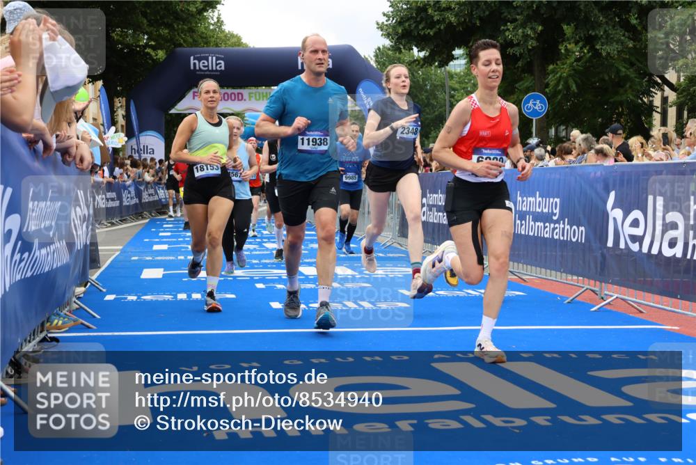 29.06.2025 - hella hamburg halbmarathon Strokosch-Dieckow http://msf.ph/oto/8534940 29.06.2025 10:59:39 Ziel 2348, 2584, 2677, 2711, 2957, 3425, 4986, 6220, 8392, 9434, 9553, 9555, 9655, 9985, 10759, 11938, 12736, 14567, 14732, 14914, 15240, 16341, 16530, 17304, 18153, 18327, 18485, 19160 meine-sportfotos.de