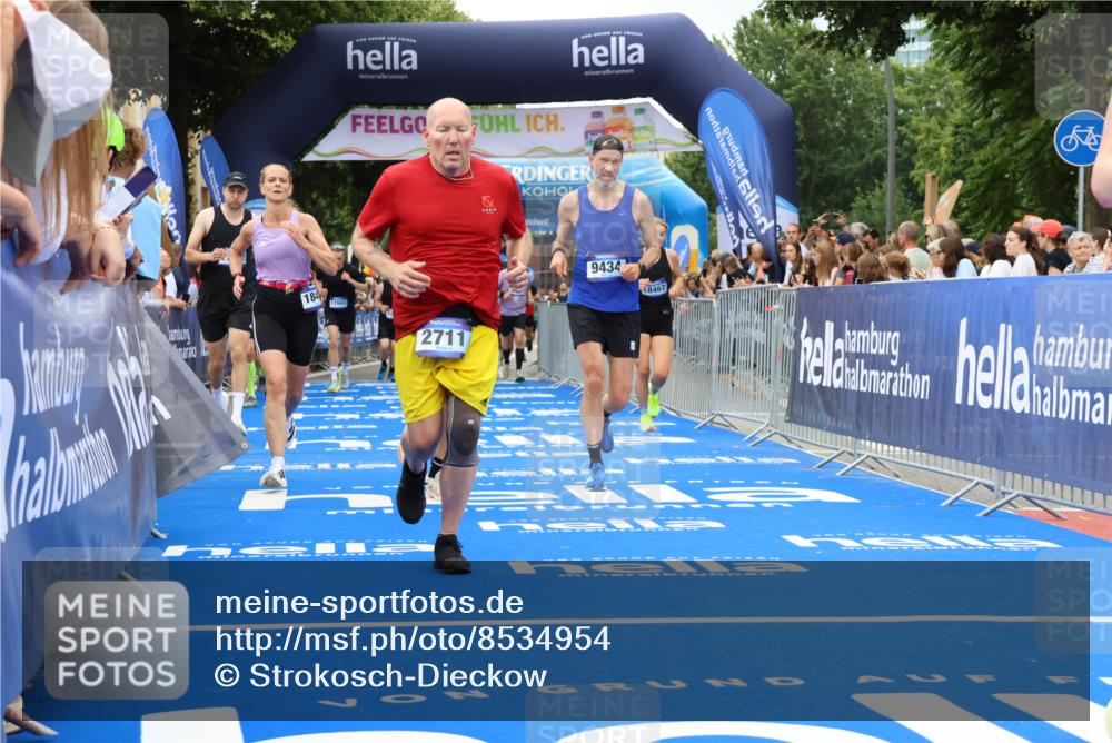 29.06.2025 - hella hamburg halbmarathon Strokosch-Dieckow http://msf.ph/oto/8534954 29.06.2025 10:59:44 Ziel 2011, 2348, 2584, 2677, 2711, 2957, 3114, 4796, 4986, 6220, 8392, 8481, 9434, 9985, 10759, 11938, 12736, 14567, 14732, 15673, 15824, 15901, 16341, 16530, 17346, 17782, 18153, 18327, 18467, 18485, 18855, 19160 meine-sportfotos.de