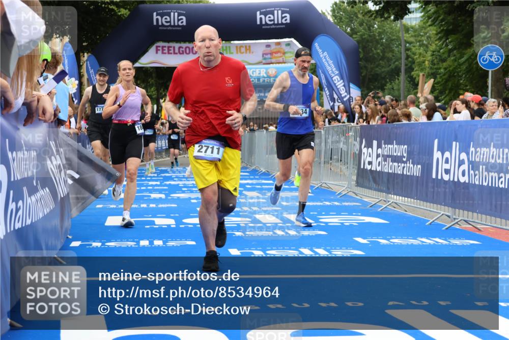 29.06.2025 - hella hamburg halbmarathon Strokosch-Dieckow http://msf.ph/oto/8534964 29.06.2025 10:59:45 Ziel 2011, 2348, 2584, 2677, 2711, 2957, 3114, 4796, 6220, 8392, 8481, 9434, 9985, 11938, 12736, 14567, 14732, 15673, 15824, 15901, 16341, 16530, 17346, 17665, 17782, 18153, 18327, 18467, 18485, 18855, 19160 meine-sportfotos.de