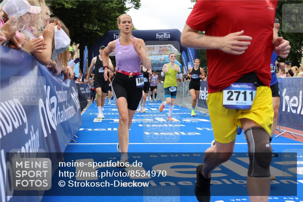 29.06.2025 - hella hamburg halbmarathon Strokosch-Dieckow http://msf.ph/oto/8534970 29.06.2025 10:59:46 Ziel 2011, 2584, 2677, 2711, 2957, 3114, 4796, 8481, 9434, 9985, 11757, 11938, 12736, 14567, 14732, 15673, 15824, 15901, 16341, 16530, 17346, 17665, 17782, 17899, 18153, 18467, 18485, 18855, 19160 meine-sportfotos.de