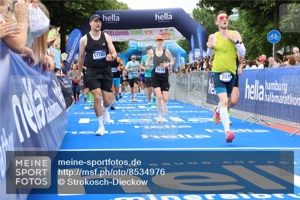 29.06.2025 - hella hamburg halbmarathon Strokosch-Dieckow http://msf.ph/oto/8534976 29.06.2025 10:59:47 Ziel 2011, 2584, 2661, 2677, 2711, 2957, 3114, 4796, 8481, 9434, 9985, 11757, 12736, 14567, 14732, 15673, 15824, 15901, 16341, 16530, 17346, 17665, 17782, 17899, 18153, 18467, 18485, 18855 meine-sportfotos.de
