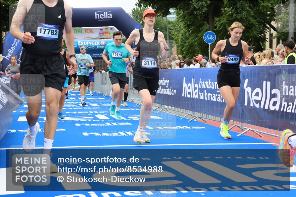 29.06.2025 - hella hamburg halbmarathon Strokosch-Dieckow http://msf.ph/oto/8534988 29.06.2025 10:59:48 Ziel 1833, 2011, 2661, 2677, 2711, 2957, 3114, 4796, 8481, 9434, 9985, 11757, 12736, 14567, 15673, 15824, 15901, 16341, 16530, 17346, 17665, 17782, 17899, 18467, 18485, 18855 meine-sportfotos.de
