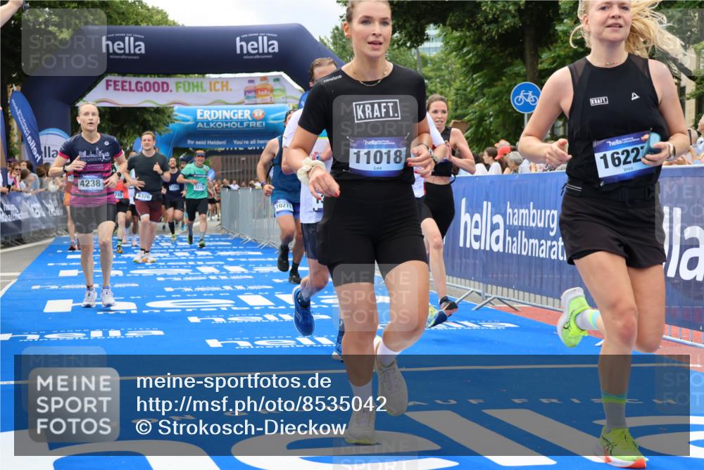 29.06.2025 - hella hamburg halbmarathon Strokosch-Dieckow http://msf.ph/oto/8535042 29.06.2025 10:59:57 Ziel 1833, 2661, 3279, 4238, 5272, 8326, 8481, 8749, 9006, 10271, 11018, 11250, 11757, 13706, 13761, 15824, 15901, 16227, 16980, 17346, 17665, 17899, 18467, 18624, 18855 meine-sportfotos.de