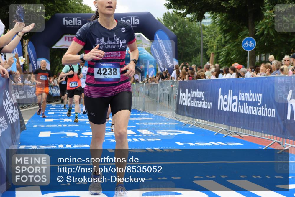 29.06.2025 - hella hamburg halbmarathon Strokosch-Dieckow http://msf.ph/oto/8535052 29.06.2025 10:59:59 Ziel 1833, 2661, 3279, 4238, 5272, 7636, 8326, 8749, 9006, 10271, 10896, 11018, 11250, 11757, 13706, 13761, 16227, 16980, 17665, 17899, 18130, 18624 meine-sportfotos.de