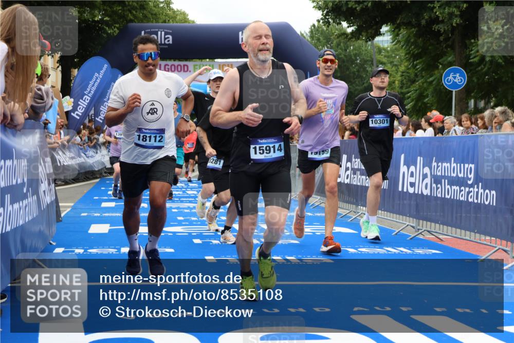 29.06.2025 - hella hamburg halbmarathon Strokosch-Dieckow http://msf.ph/oto/8535108 29.06.2025 11:00:36 Ziel 3780, 4013, 5379, 6708, 8003, 8421, 8422, 8923, 10281, 10301, 12406, 12491, 13993, 14224, 14928, 15914, 16621, 18029, 18112, 19159, 19178 meine-sportfotos.de