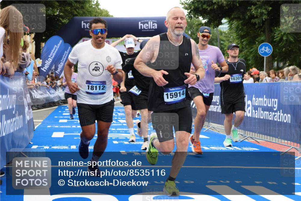 29.06.2025 - hella hamburg halbmarathon Strokosch-Dieckow http://msf.ph/oto/8535116 29.06.2025 11:00:37 Ziel 4013, 5379, 6708, 8003, 8421, 8422, 8923, 10281, 10301, 12406, 12491, 13993, 14224, 14928, 15914, 16621, 18029, 18112, 19159, 19178 meine-sportfotos.de