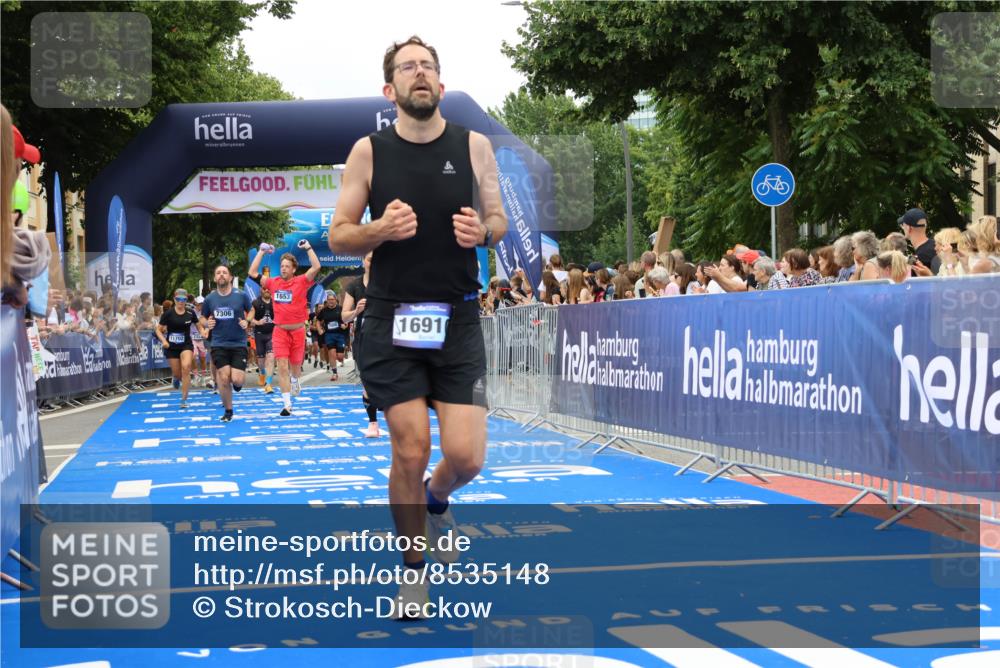 29.06.2025 - hella hamburg halbmarathon Strokosch-Dieckow http://msf.ph/oto/8535148 29.06.2025 11:00:45 Ziel 1414, 1653, 4013, 6708, 7006, 7259, 7306, 8003, 8923, 10281, 10301, 10534, 11702, 11753, 11782, 12406, 12491, 13958, 13993, 15252, 16621, 16910, 18029 meine-sportfotos.de
