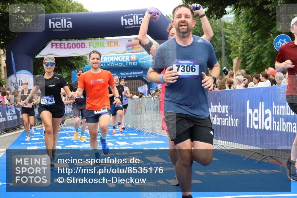 29.06.2025 - hella hamburg halbmarathon Strokosch-Dieckow http://msf.ph/oto/8535176 29.06.2025 11:00:49 Ziel 1414, 1653, 2322, 2323, 2730, 6674, 6708, 7006, 7259, 7306, 8923, 10534, 11702, 11753, 11782, 13958, 13993, 14429, 15252, 16910, 18254, 18757 meine-sportfotos.de