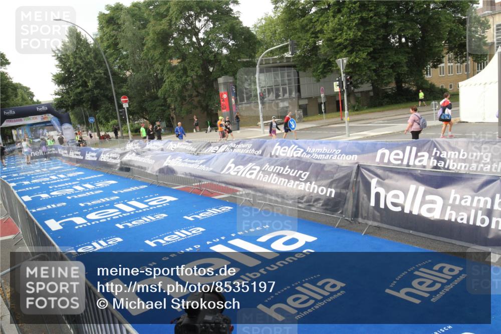 29.06.2025 - hella hamburg halbmarathon Michael Strokosch http://msf.ph/oto/8535197 29.06.2025 08:35:58 Ziel  meine-sportfotos.de