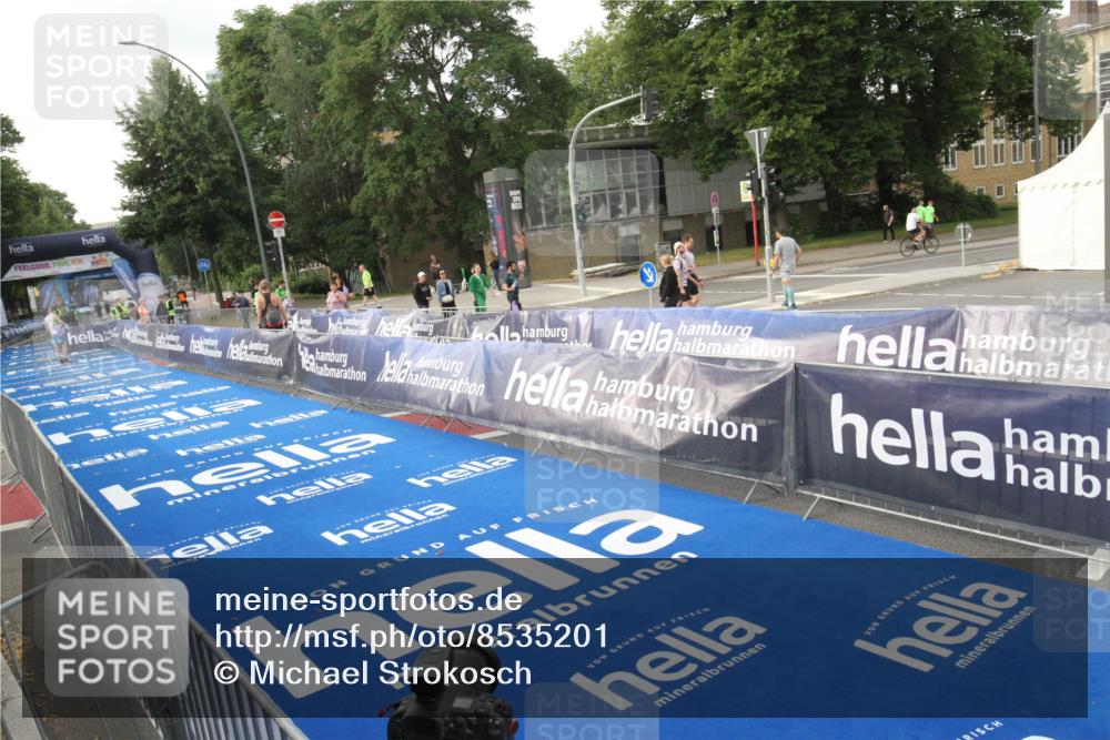 29.06.2025 - hella hamburg halbmarathon Michael Strokosch http://msf.ph/oto/8535201 29.06.2025 08:36:16 Ziel  meine-sportfotos.de