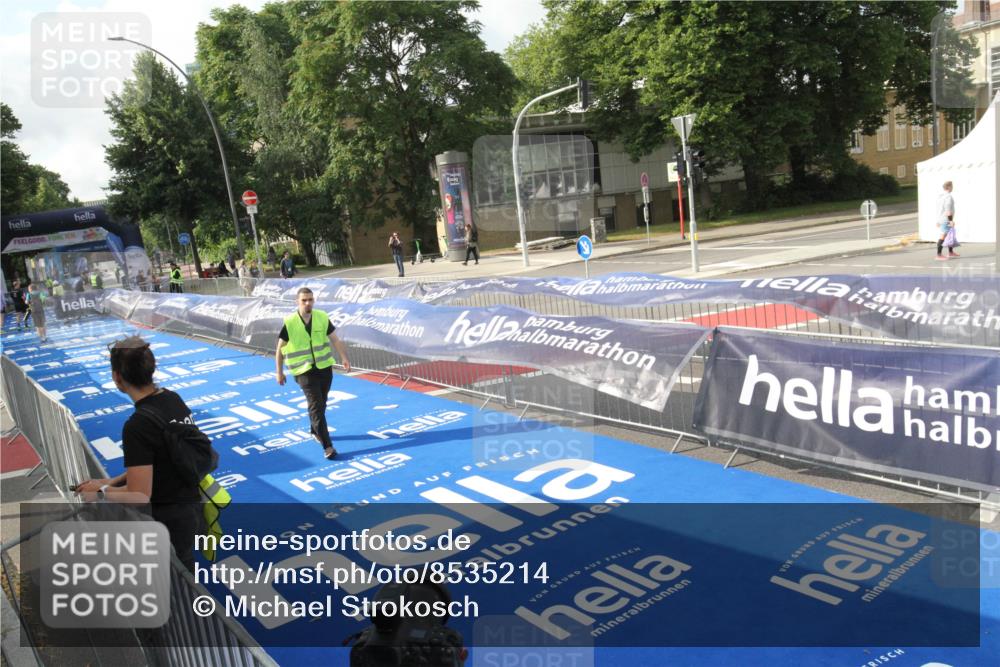 29.06.2025 - hella hamburg halbmarathon Michael Strokosch http://msf.ph/oto/8535214 29.06.2025 08:46:00 Ziel  meine-sportfotos.de