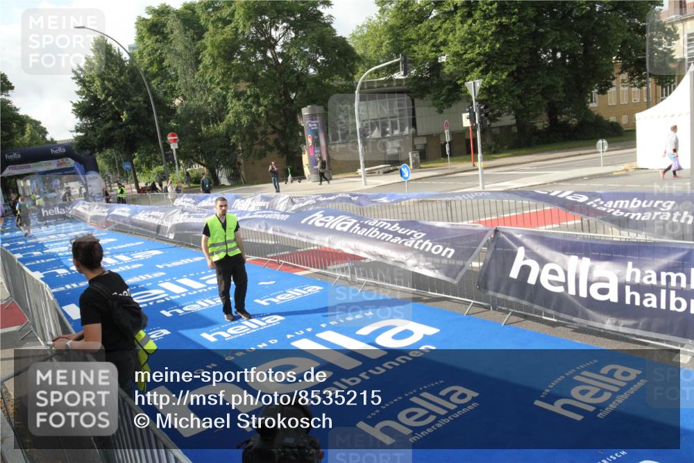 29.06.2025 - hella hamburg halbmarathon Michael Strokosch http://msf.ph/oto/8535215 29.06.2025 08:46:00 Ziel  meine-sportfotos.de