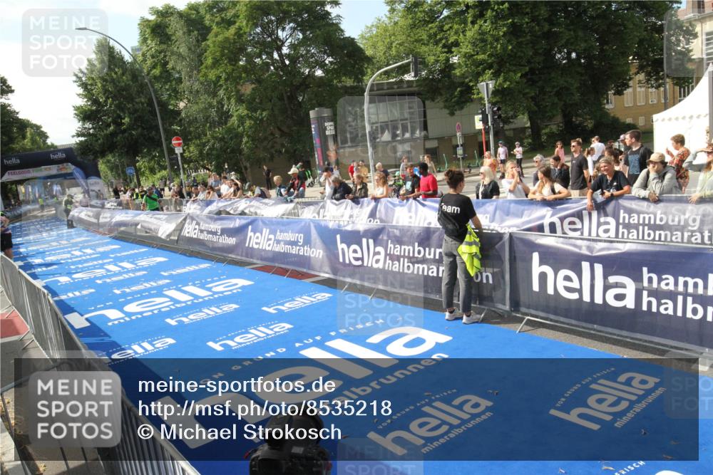 29.06.2025 - hella hamburg halbmarathon Michael Strokosch http://msf.ph/oto/8535218 29.06.2025 09:47:46 Ziel  meine-sportfotos.de