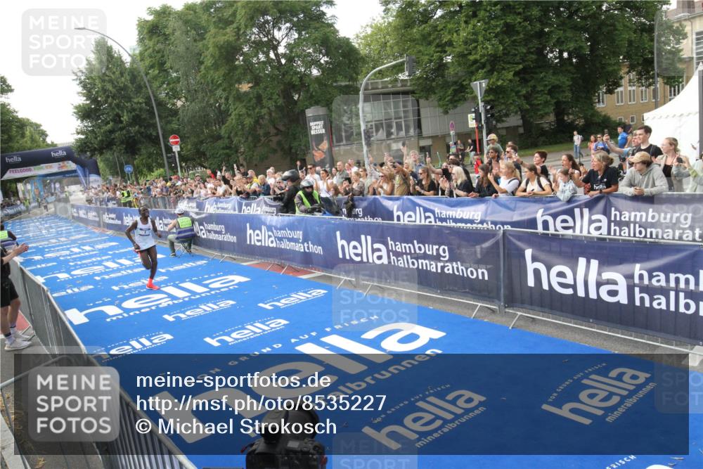 29.06.2025 - hella hamburg halbmarathon Michael Strokosch http://msf.ph/oto/8535227 29.06.2025 10:01:04 Ziel  meine-sportfotos.de