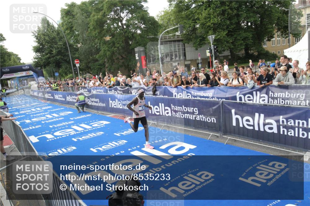 29.06.2025 - hella hamburg halbmarathon Michael Strokosch http://msf.ph/oto/8535233 29.06.2025 10:01:12 Ziel  meine-sportfotos.de