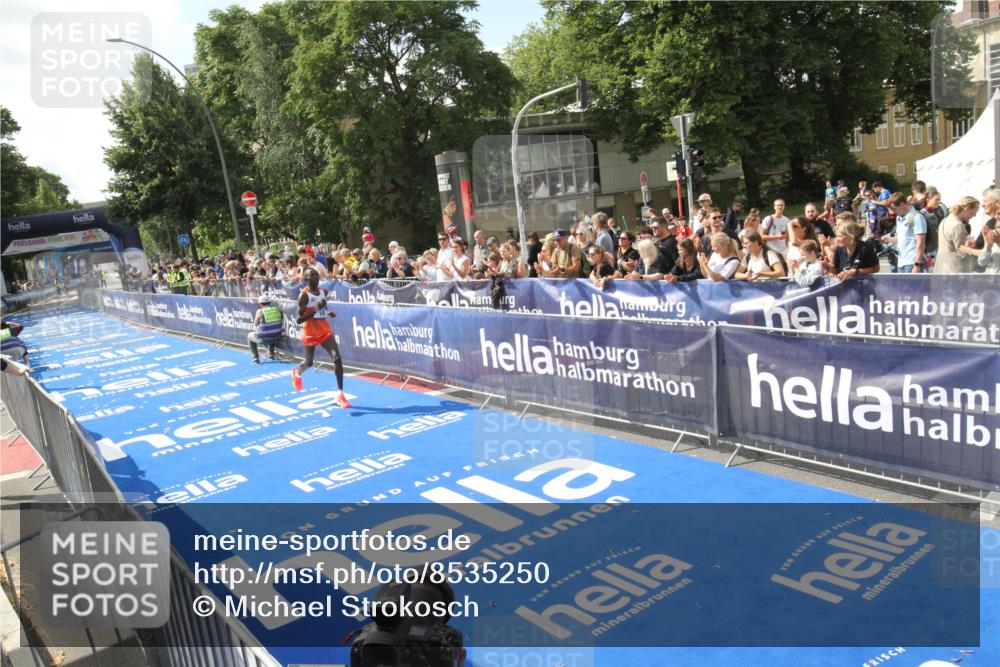 29.06.2025 - hella hamburg halbmarathon Michael Strokosch http://msf.ph/oto/8535250 29.06.2025 10:02:49 Ziel  meine-sportfotos.de