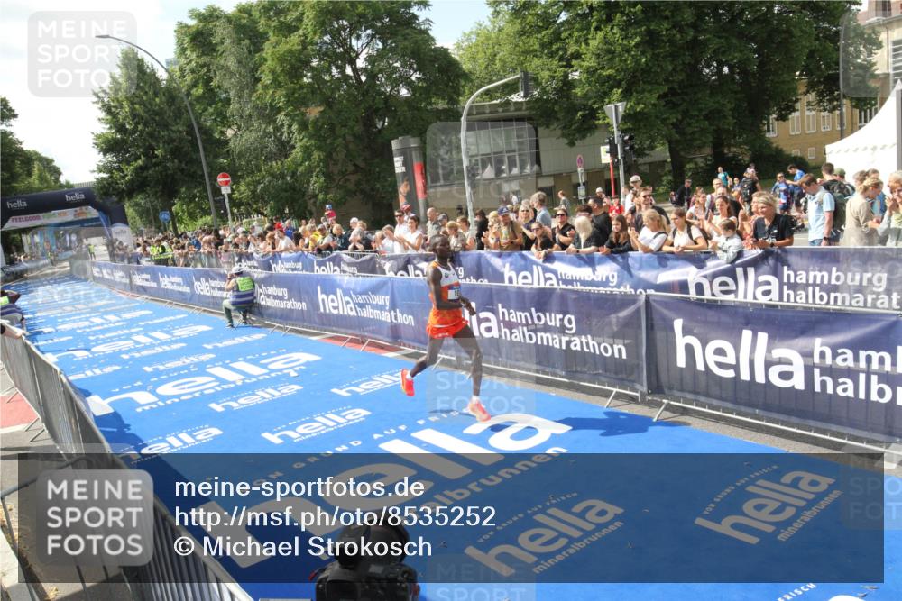29.06.2025 - hella hamburg halbmarathon Michael Strokosch http://msf.ph/oto/8535252 29.06.2025 10:02:49 Ziel  meine-sportfotos.de