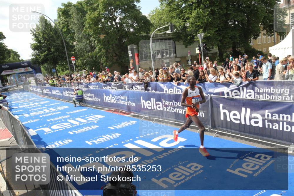 29.06.2025 - hella hamburg halbmarathon Michael Strokosch http://msf.ph/oto/8535253 29.06.2025 10:02:50 Ziel  meine-sportfotos.de