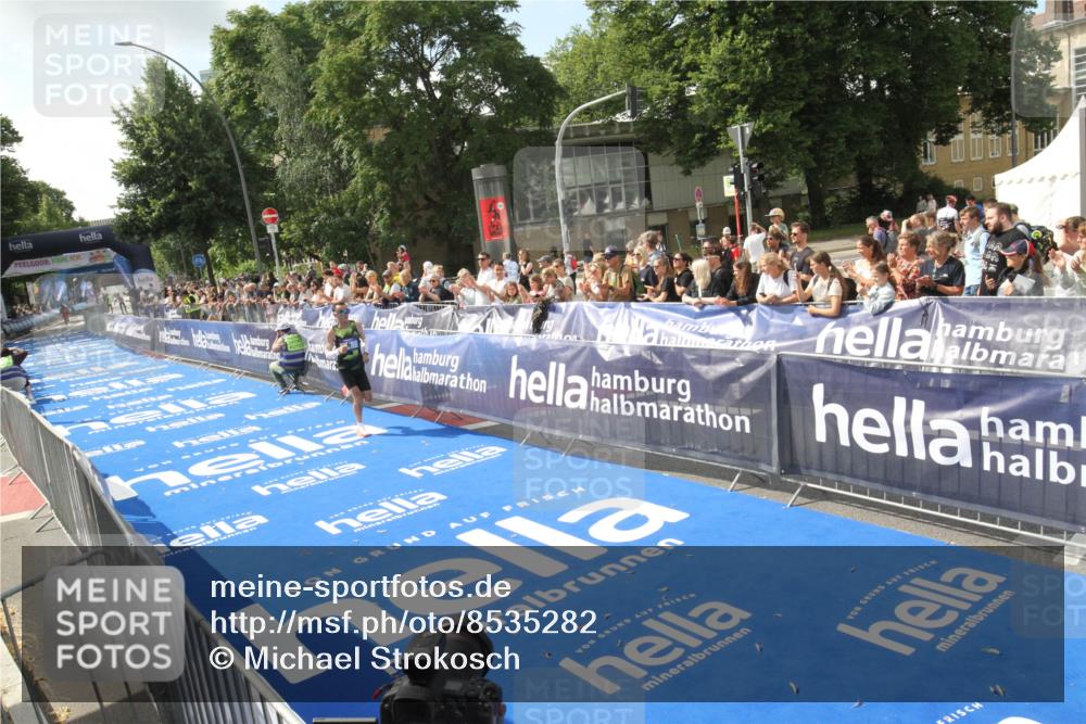 29.06.2025 - hella hamburg halbmarathon Michael Strokosch http://msf.ph/oto/8535282 29.06.2025 10:03:48 Ziel  meine-sportfotos.de