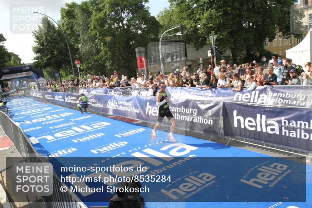 29.06.2025 - hella hamburg halbmarathon Michael Strokosch http://msf.ph/oto/8535284 29.06.2025 10:03:49 Ziel  meine-sportfotos.de