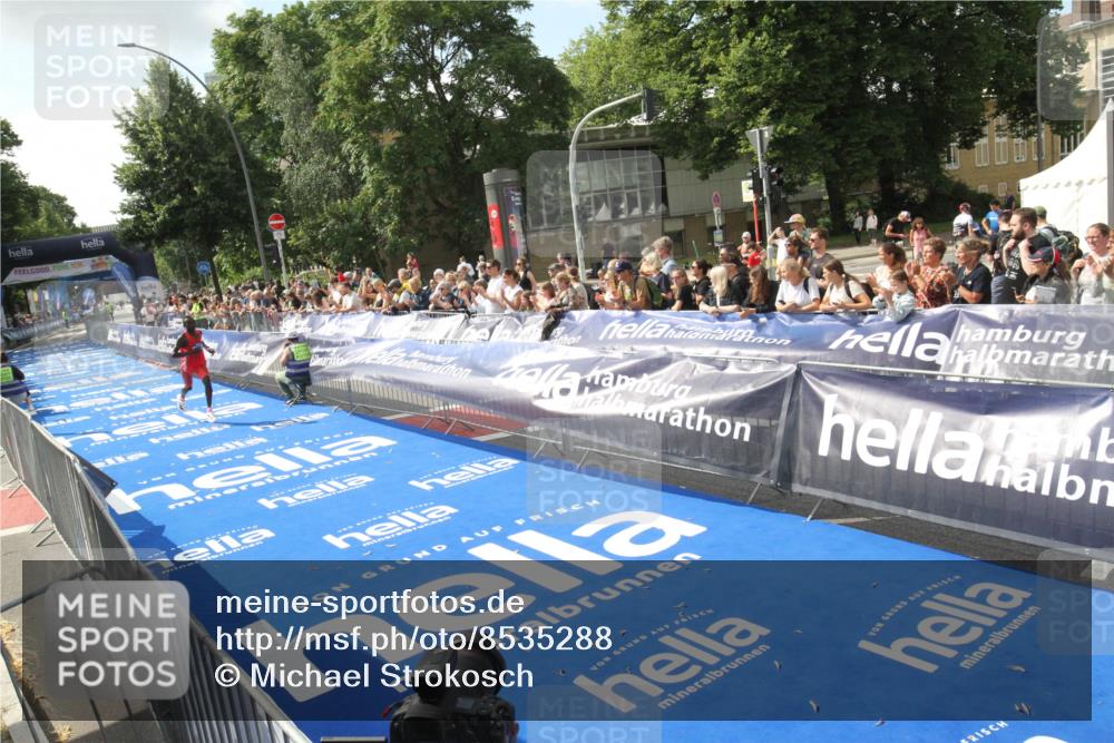 29.06.2025 - hella hamburg halbmarathon Michael Strokosch http://msf.ph/oto/8535288 29.06.2025 10:03:57 Ziel  meine-sportfotos.de