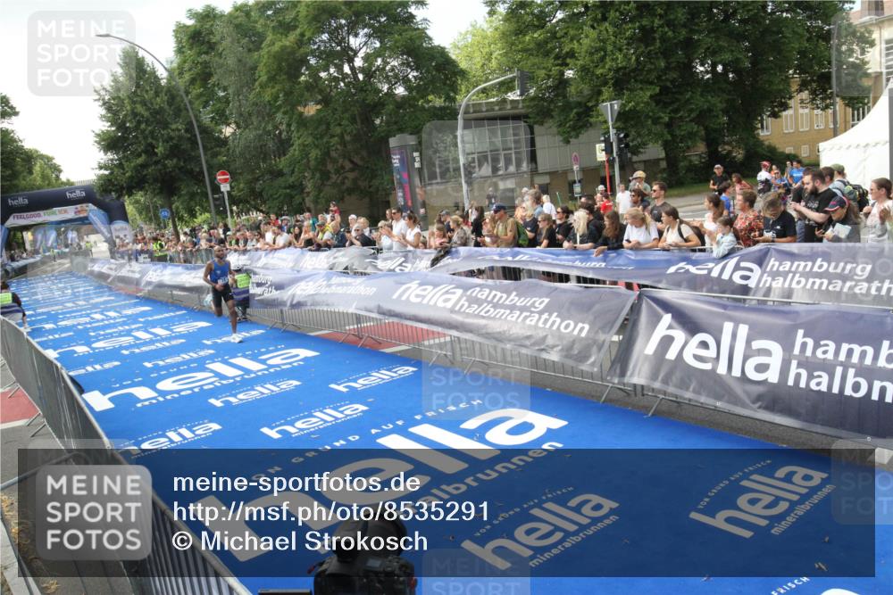 29.06.2025 - hella hamburg halbmarathon Michael Strokosch http://msf.ph/oto/8535291 29.06.2025 10:04:10 Ziel  meine-sportfotos.de