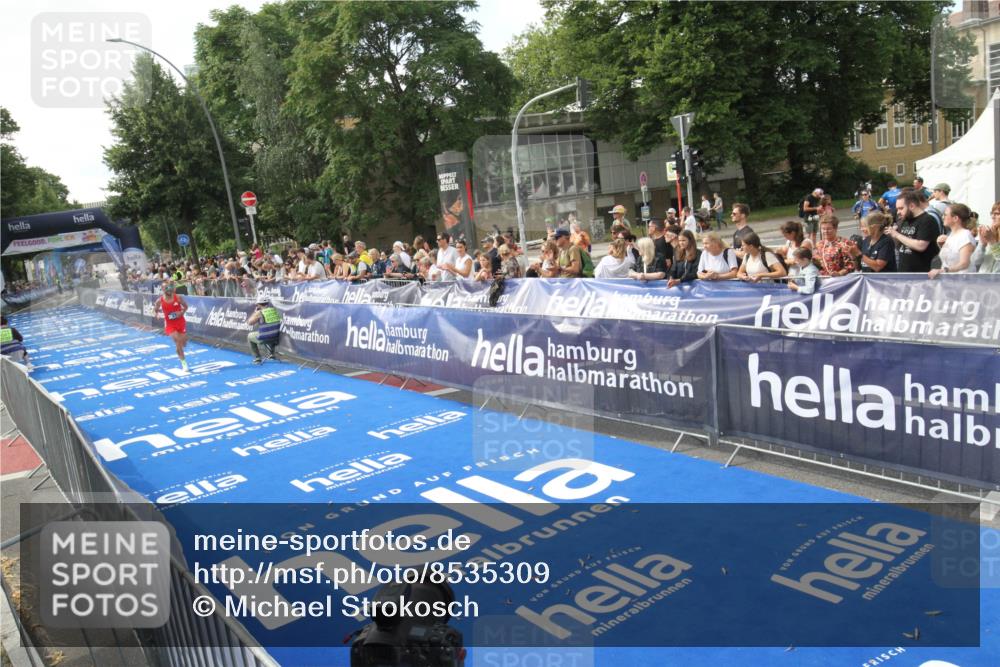 29.06.2025 - hella hamburg halbmarathon Michael Strokosch http://msf.ph/oto/8535309 29.06.2025 10:05:13 Ziel  meine-sportfotos.de