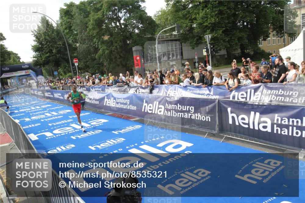 29.06.2025 - hella hamburg halbmarathon Michael Strokosch http://msf.ph/oto/8535321 29.06.2025 10:05:30 Ziel  meine-sportfotos.de