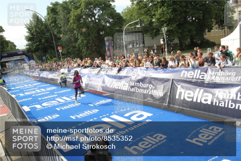 29.06.2025 - hella hamburg halbmarathon Michael Strokosch http://msf.ph/oto/8535352 29.06.2025 10:10:40 Ziel  meine-sportfotos.de
