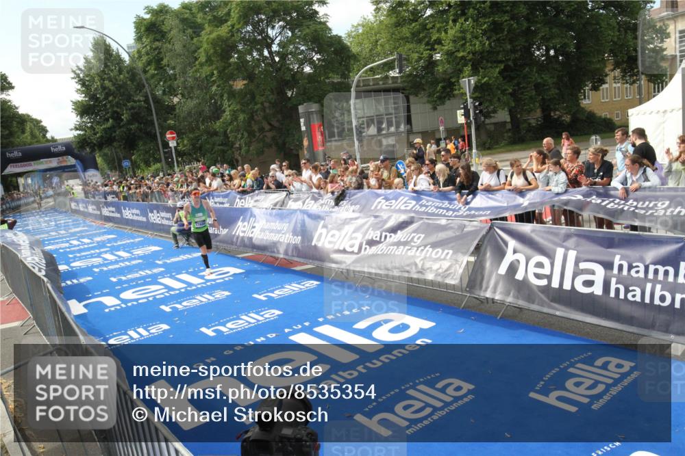 29.06.2025 - hella hamburg halbmarathon Michael Strokosch http://msf.ph/oto/8535354 29.06.2025 10:11:03 Ziel  meine-sportfotos.de