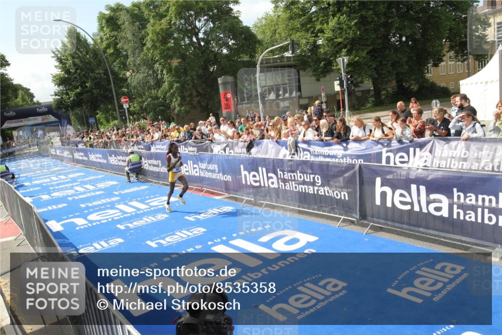 29.06.2025 - hella hamburg halbmarathon Michael Strokosch http://msf.ph/oto/8535358 29.06.2025 10:11:12 Ziel  meine-sportfotos.de