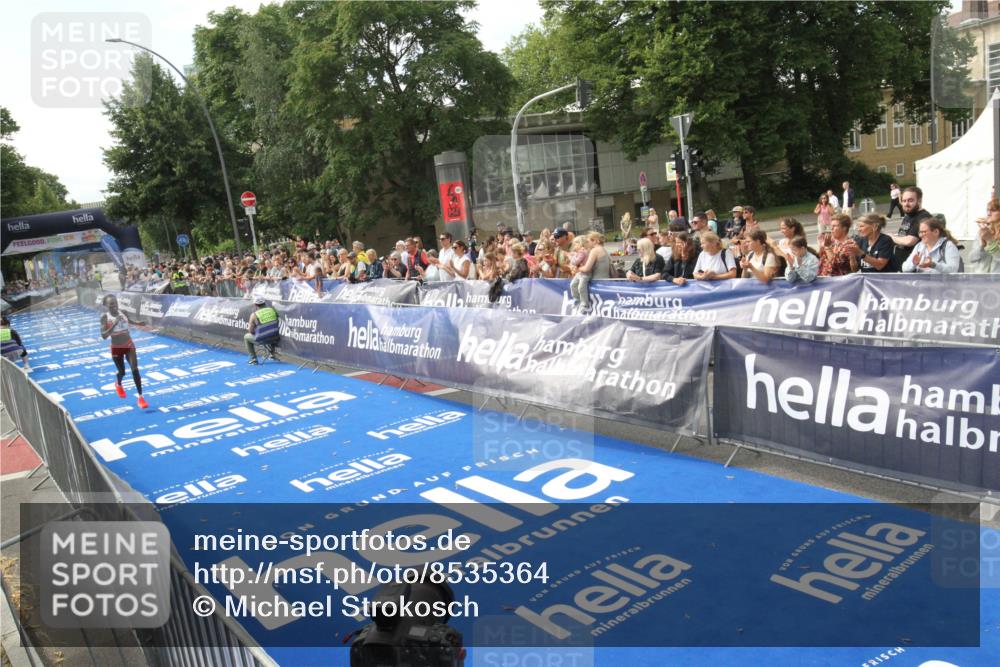 29.06.2025 - hella hamburg halbmarathon Michael Strokosch http://msf.ph/oto/8535364 29.06.2025 10:12:00 Ziel  meine-sportfotos.de