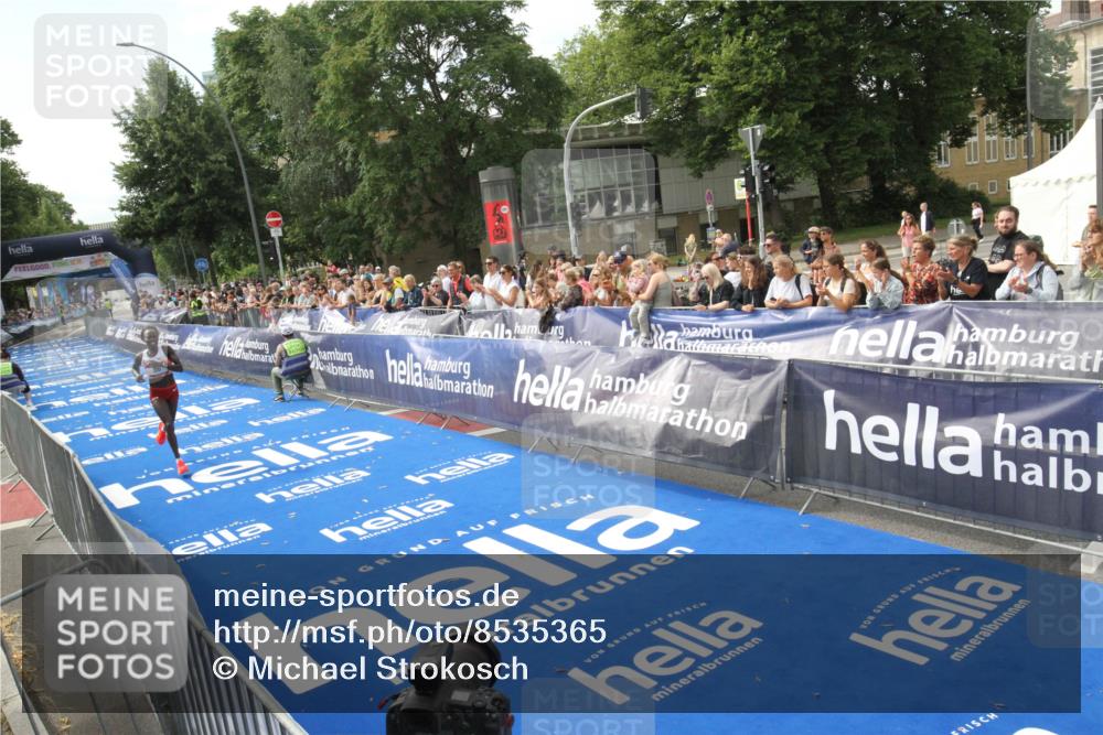 29.06.2025 - hella hamburg halbmarathon Michael Strokosch http://msf.ph/oto/8535365 29.06.2025 10:12:00 Ziel  meine-sportfotos.de