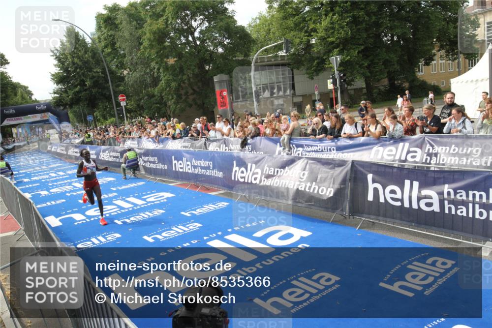 29.06.2025 - hella hamburg halbmarathon Michael Strokosch http://msf.ph/oto/8535366 29.06.2025 10:12:00 Ziel  meine-sportfotos.de