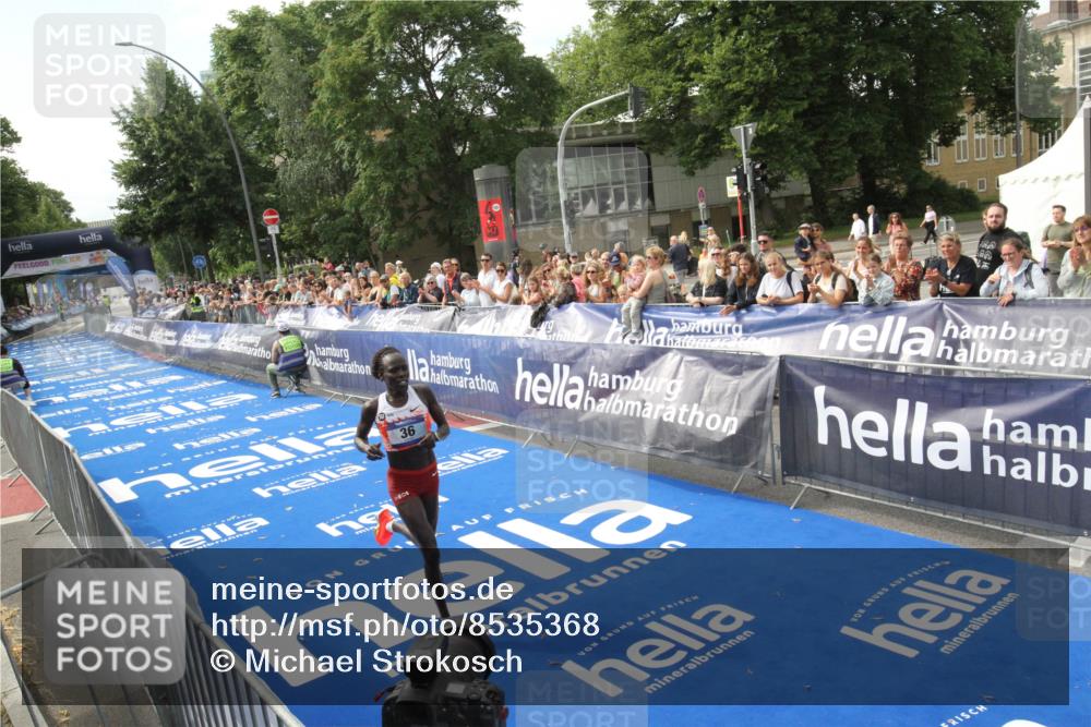 29.06.2025 - hella hamburg halbmarathon Michael Strokosch http://msf.ph/oto/8535368 29.06.2025 10:12:01 Ziel  meine-sportfotos.de