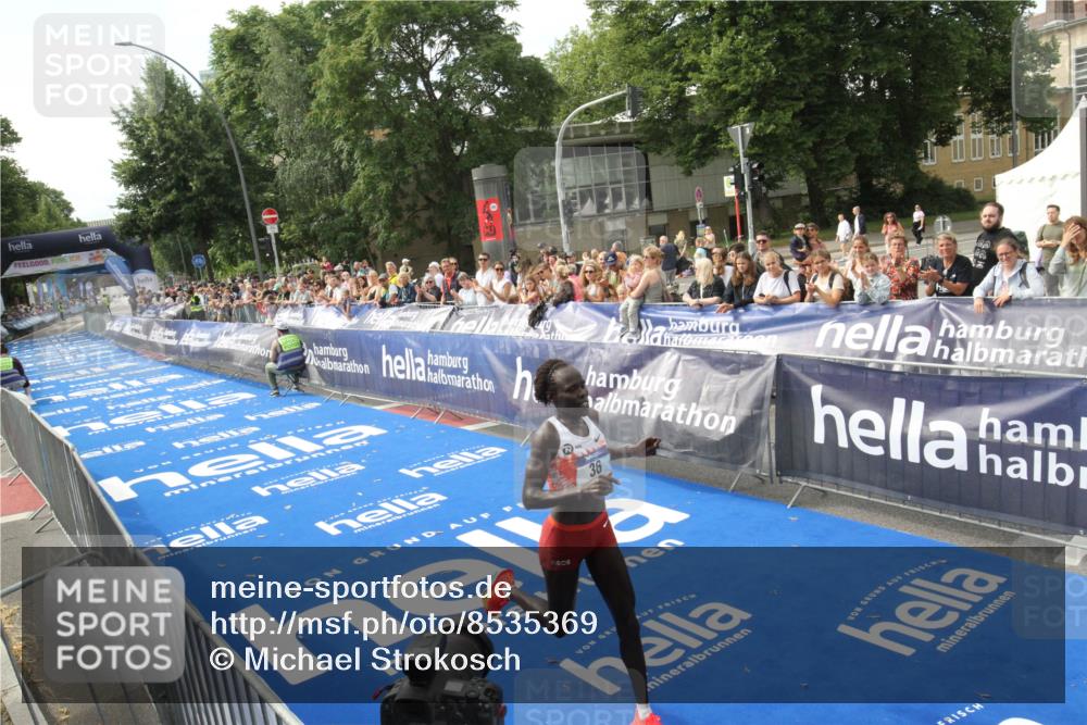 29.06.2025 - hella hamburg halbmarathon Michael Strokosch http://msf.ph/oto/8535369 29.06.2025 10:12:02 Ziel  meine-sportfotos.de