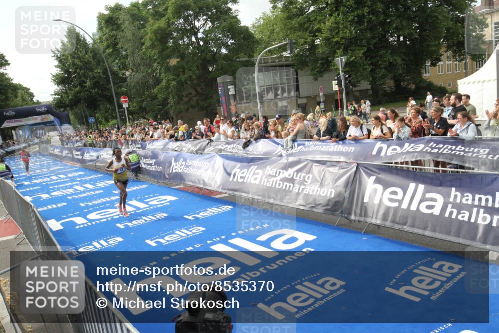 29.06.2025 - hella hamburg halbmarathon Michael Strokosch http://msf.ph/oto/8535370 29.06.2025 10:12:24 Ziel  meine-sportfotos.de