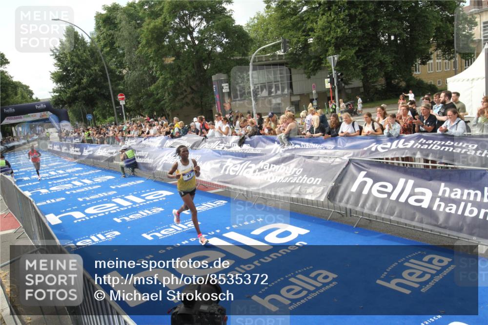 29.06.2025 - hella hamburg halbmarathon Michael Strokosch http://msf.ph/oto/8535372 29.06.2025 10:12:24 Ziel  meine-sportfotos.de