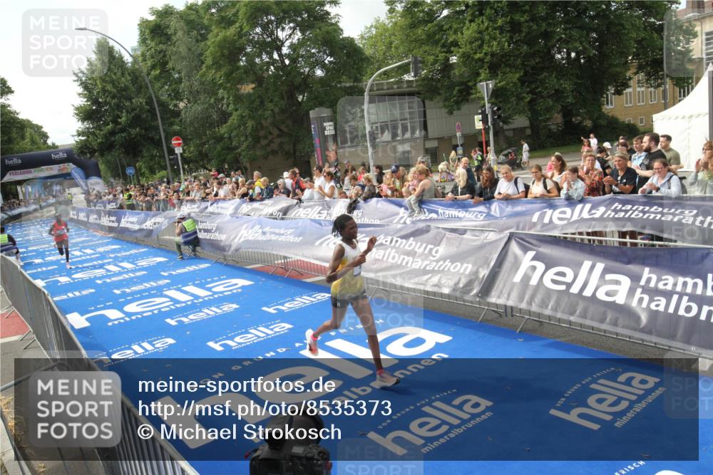 29.06.2025 - hella hamburg halbmarathon Michael Strokosch http://msf.ph/oto/8535373 29.06.2025 10:12:25 Ziel  meine-sportfotos.de
