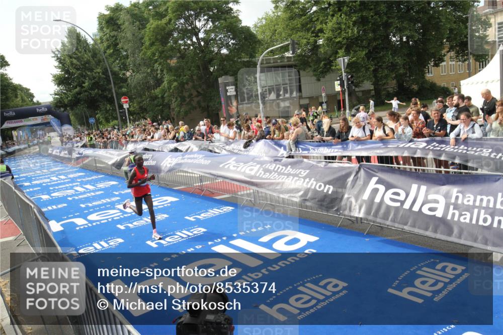 29.06.2025 - hella hamburg halbmarathon Michael Strokosch http://msf.ph/oto/8535374 29.06.2025 10:12:27 Ziel  meine-sportfotos.de