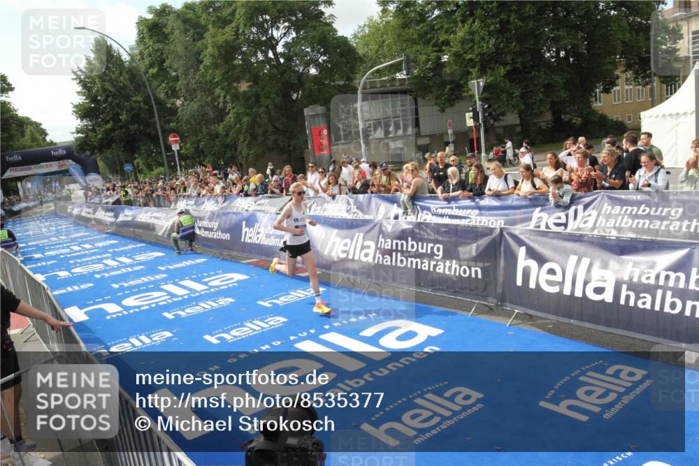 29.06.2025 - hella hamburg halbmarathon Michael Strokosch http://msf.ph/oto/8535377 29.06.2025 10:12:45 Ziel  meine-sportfotos.de