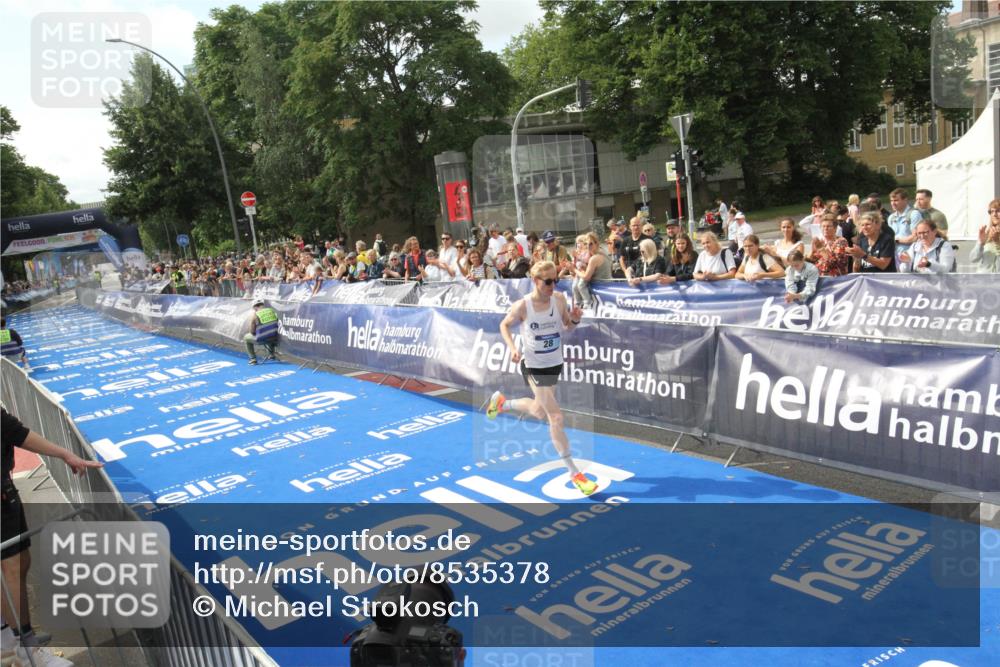 29.06.2025 - hella hamburg halbmarathon Michael Strokosch http://msf.ph/oto/8535378 29.06.2025 10:12:45 Ziel  meine-sportfotos.de
