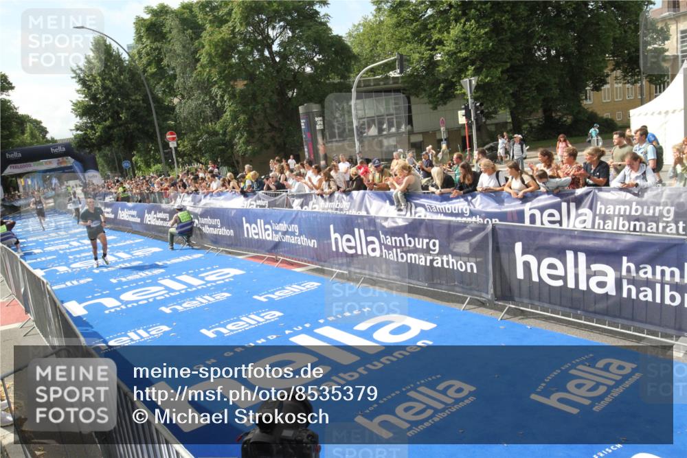 29.06.2025 - hella hamburg halbmarathon Michael Strokosch http://msf.ph/oto/8535379 29.06.2025 10:14:01 Ziel  meine-sportfotos.de