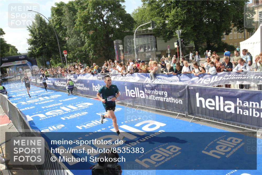 29.06.2025 - hella hamburg halbmarathon Michael Strokosch http://msf.ph/oto/8535383 29.06.2025 10:14:02 Ziel  meine-sportfotos.de